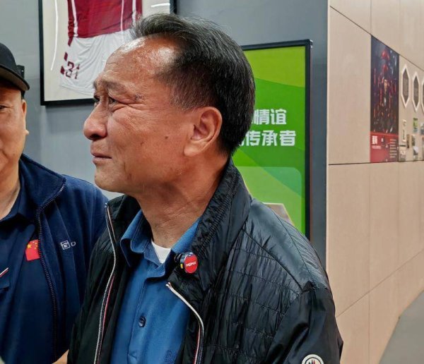 冠达配资 观北京足球名宿永恒记忆展 沈祥福触景生情落泪