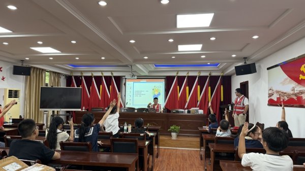 美港通配资 “小小工程师”体验营点燃孩子科学梦想